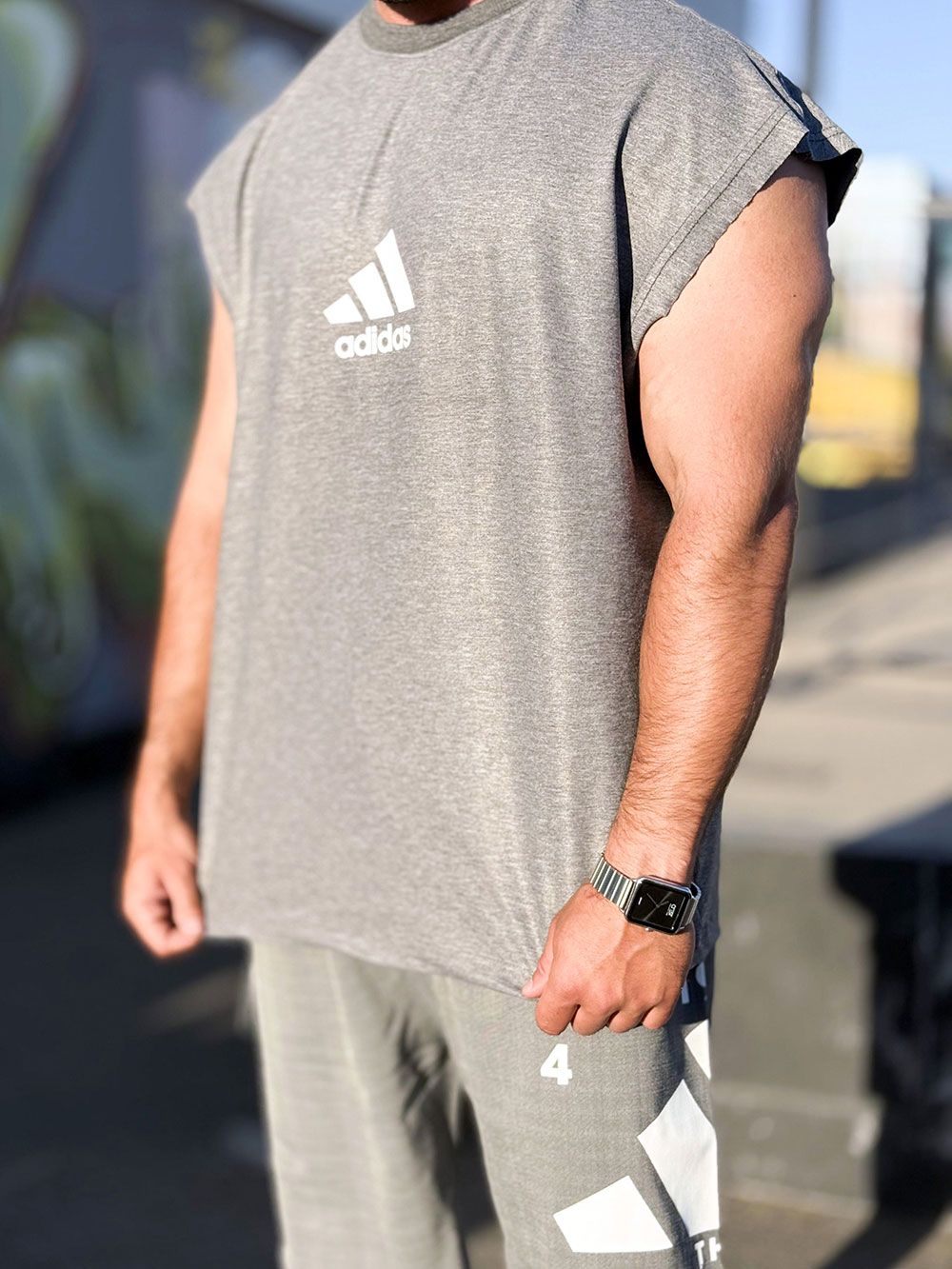 خرید ست ورزشی مردانه رکابی ملانژ و شلوارک جودون لیزری طرح آدیداس نمای جلو دارای جیب کارگو