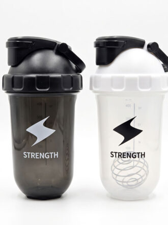 دو عدد شیکر ورزشی وارداتی برند strength رنگ مشکی و سفید با درب ضامن‌دار و فنر فلزی همزن